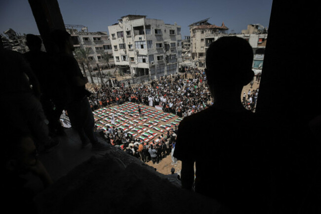 august-4-2026-gaza-palestine-state-of-gaza-gaza-palestine-august-4-2026-palestinians-carry-the-remains-of-112-members-of-the-al-hassaina-and-abu-sharia-families-during-a-mass-funeral-proce