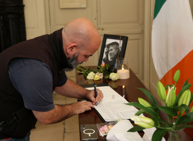 paolo-montechiaro-from-tuscany-italy-living-in-ireland-signs-the-book-of-condolence-for-glen-hansard-at-mansion-house-in-dublin-the-oscar-winning-irish-musician-and-activist-died-in-a-motorcycle