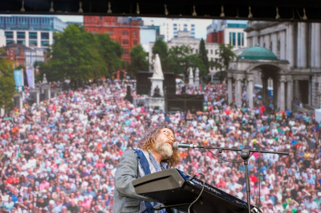belfast-uk-2rd-aug-2026-as-part-of-the-opening-of-fleadh-cheoil-na-heireann-irish-band-hothouse-flowers-were-given-a-warm-welcome-by-the-several-hundred-people-packed-into-the-grounds-of-belfast-c