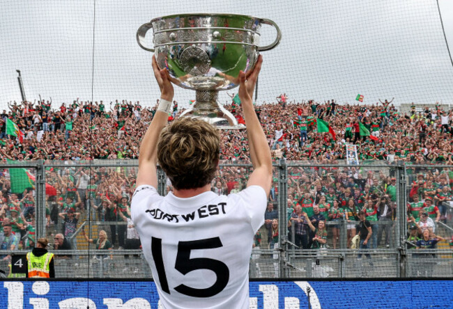kobe-mcdonald-celebrates-with-the-sam-maguire-cup