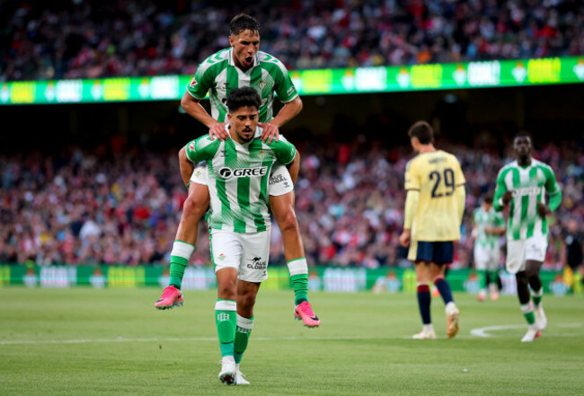 pablo-fornals-celebrates-scoring-his-sides-third-goal-with-facundo-bernal