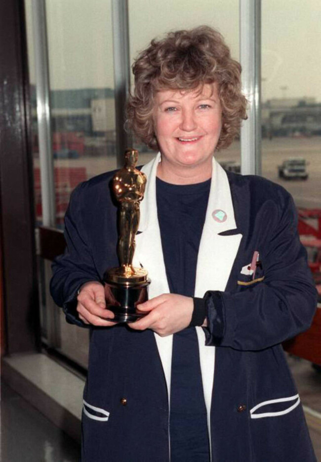 brenda-fricker-actress-march-1990-celebrates-winning-her-oscar-at-heathrow-airport-london-mirrorpix