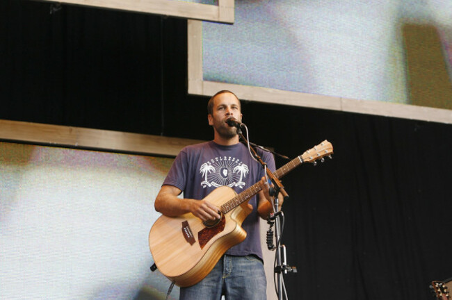 singersongwriter-jack-johnson-performs-on-stage-at-hyde-park-to-promote-the-all-at-once-initiative-in-central-london