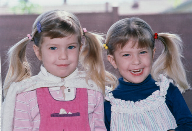 identical-twin-three-year-old-girls-pose-for-the-camera-usa-1980s-image-shot-1987-exact-date-unknown