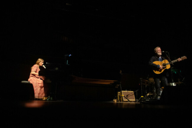london-uk-28-may-2025-glen-hansard-and-marketa-irglova-of-folk-duo-the-swell-season-performs-at-royal-festival-hall-credit-justin-ngalamy-live-n