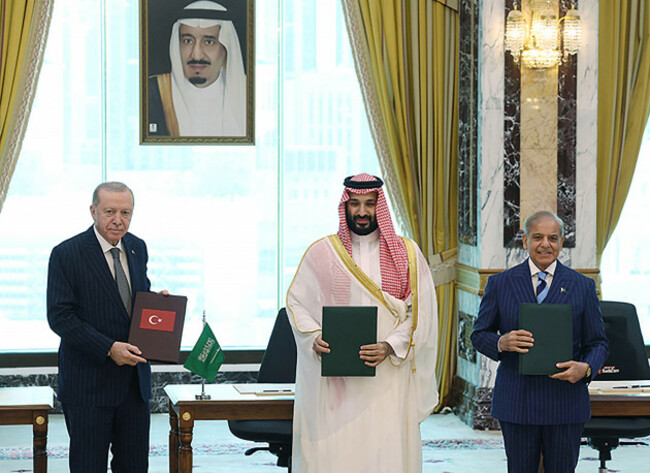 mecca-saudi-arabia-07th-aug-2026-turkish-president-recep-tayyip-erdogan-l-saudi-crown-prince-mohammed-bin-salman-c-and-pakistani-prime-minister-shehbaz-sharif-r-sign-a-trilateral-defense-a