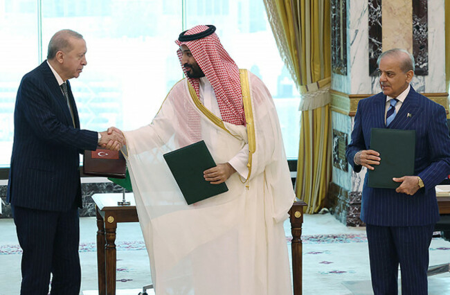 mecca-saudi-arabia-07th-aug-2026-turkish-president-recep-tayyip-erdogan-l-saudi-crown-prince-mohammed-bin-salman-c-and-pakistani-prime-minister-shehbaz-sharif-r-sign-a-trilateral-defense-a