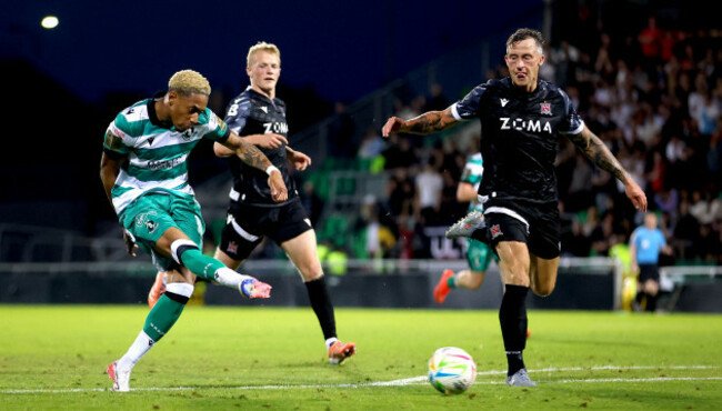 maleace-asamoah-shoots-on-goal