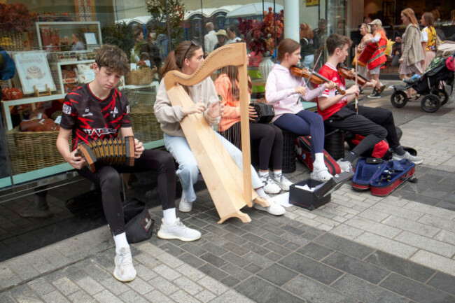teenage-boys-and-girls-busking-on-the-street-at-the-fleadh-cheoil-na-heireann-belfast-northern-ireland-6th-august-2026