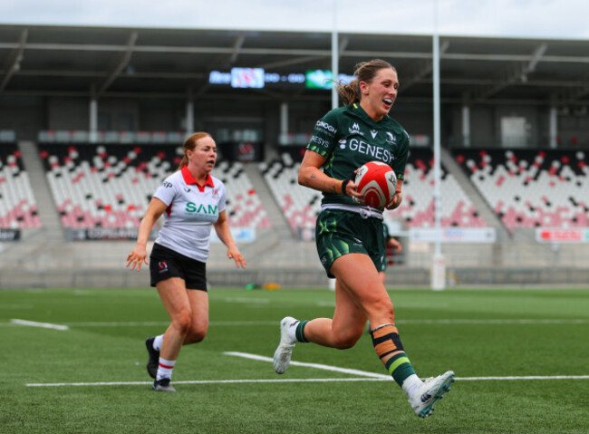 anna-mcgann-on-her-way-to-scoring-a-try