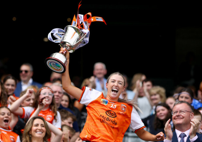 rachael-trainor-lifts-the-kay-mills-cup