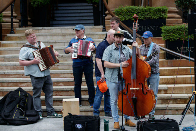 belfast-uk-7th-aug-2026-fleadh-cheoil-na-heireann-day-6-several-hundred-people-packed-into-the-grounds-of-belfast-city-hall-attend-an-open-air-ceili-a-traditional-social-gathering-featuring-gaeli