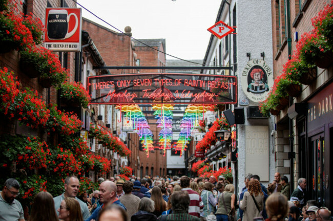 belfast-uk-7th-aug-2026-fleadh-cheoil-na-heireann-day-6-several-hundred-people-packed-into-the-grounds-of-belfast-city-hall-attend-an-open-air-ceili-a-traditional-social-gathering-featuring-gaeli