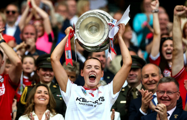 meabh-cahalane-lifts-the-oduffy-cup