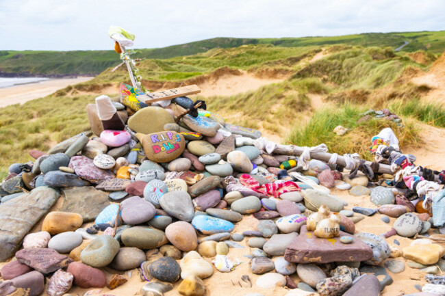 memorial-to-dobby-the-house-elf-on-freshwater-west-beach-in-pembrokeshire-wales-marking-an-iconic-scene-from-a-well-known-story