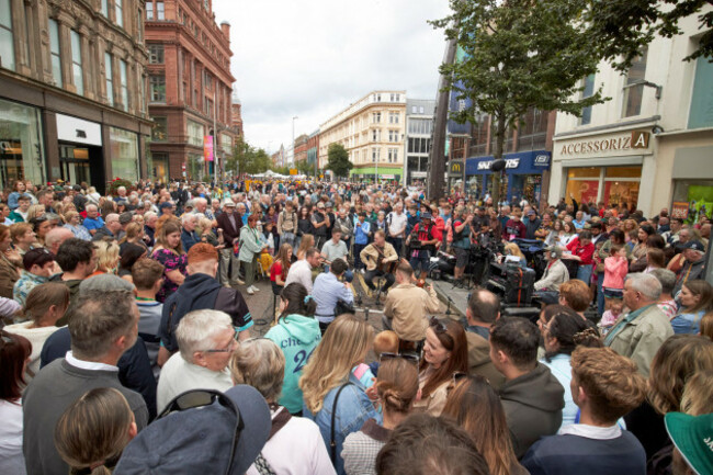 crowds-surround-musicians-playing-in-the-middle-of-donegal-place-at-the-fleadh-cheoil-na-heireann-belfast-northern-ireland-6th-august-2026