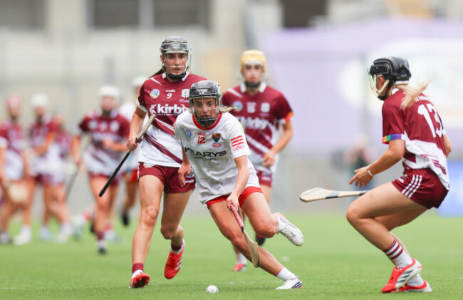 millie-condon-is-challenged-by-carrie-dolan-and-niamh-niland