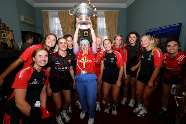 the-cork-team-with-kay-obrien-and-her-niece-and-player-daire-obrien