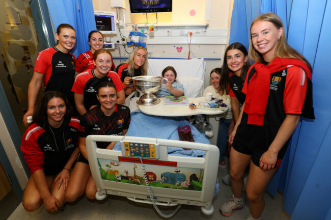 hannah-walsh-and-her-mum-michelle-with-the-oduffy-cup-and-the-cork-team-during-the-visit