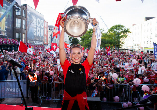 meabh-cahalane-lifts-the-oduffy-cup