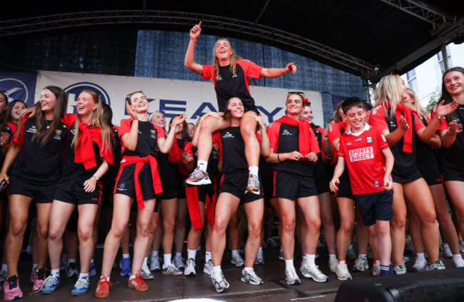 laura-hayes-and-saoirse-mccarthy-lead-the-celebrations-during-the-homecoming