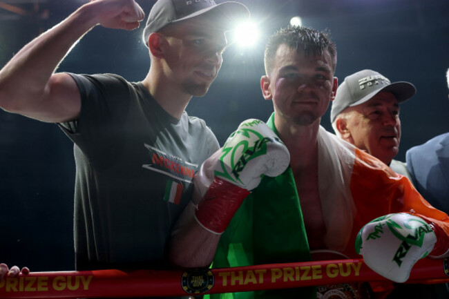 aaron-mckenna-celebrates-with-his-brother-stevie-mckenna-and-dad-fergal-mckenna-after-the-fight