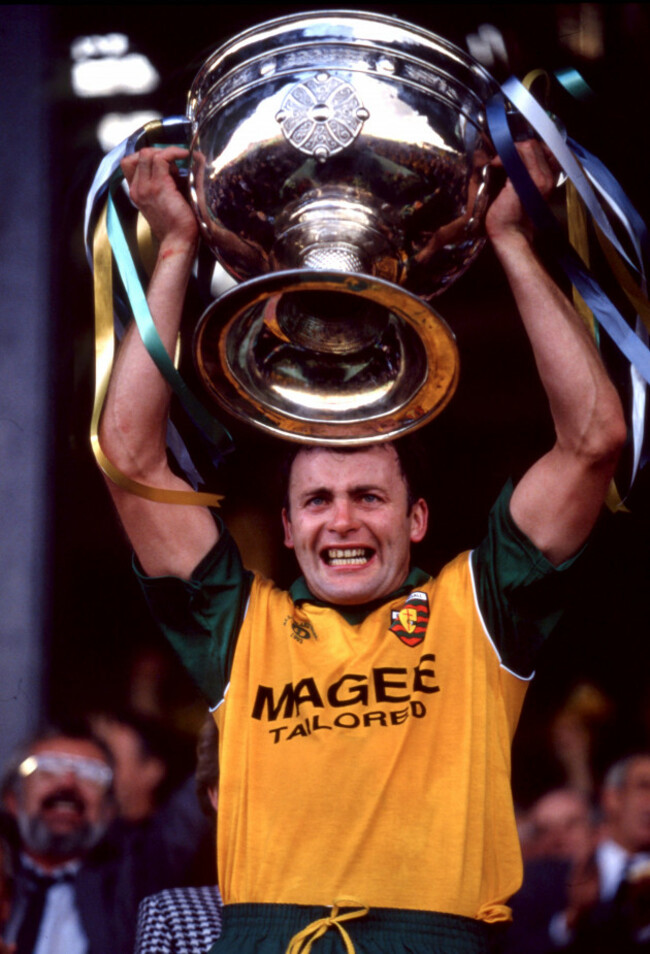 anthony-molloy-lifts-the-sam-maguire