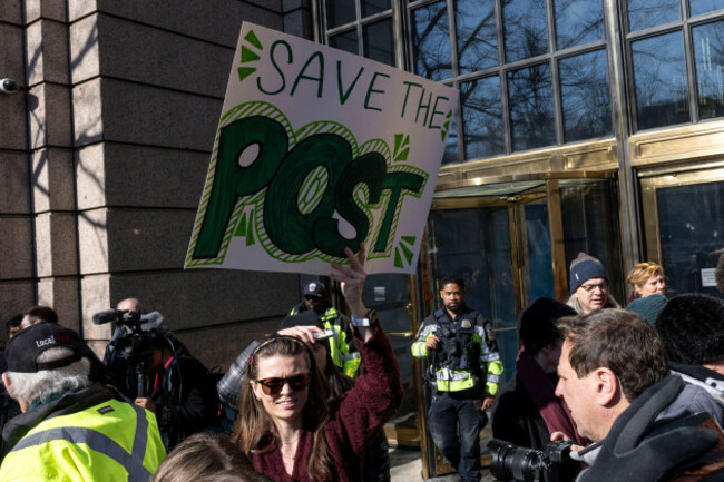 washington-district-of-columbia-usa-5th-feb-2026-members-of-the-washington-post-guild-joined-by-supporters-rally-outside-the-washington-post-office-building-following-sweeping-layoffs-at-the-ne