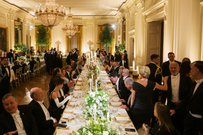 washington-dc-usa-28th-apr-2026-guests-including-amazon-founder-jeff-bezos-right-mingle-as-president-donald-trump-hosts-a-state-dinner-with-great-britains-king-charles-and-queen-camilla-at-th