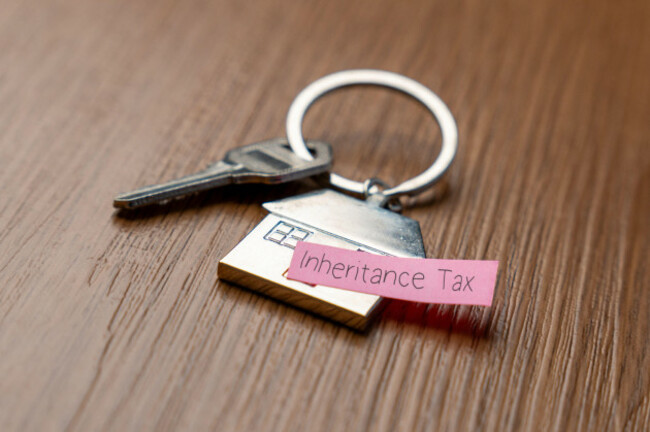a-house-shaped-keychain-with-a-key-and-a-note-inheritance-tax-property-inheritance-and-associated-taxation-concept