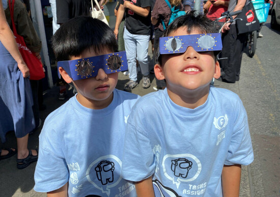 seven-year-old-twins-faron-and-soren-walshe-with-their-glasses-in-georges-street-in-dublin-to-watch-the-eclipse-the-first-total-solar-eclipse-visible-over-mainland-europe-since-1999-picture-date-we