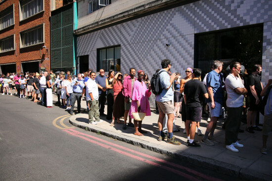 london-uk-12-august-2026-a-very-long-queue-forms-outside-an-am2pm-convenience-store-on-whitechapel-high-street-as-people-rush-to-buy-solar-eclipse-glasses-at-the-last-minute-ahead-of-the-partial-so