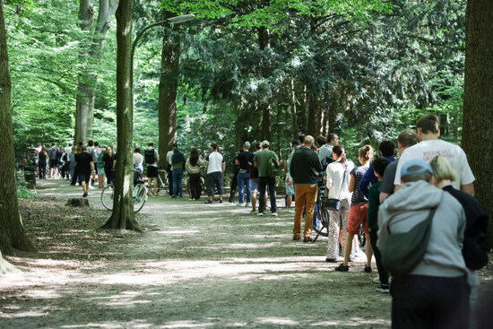 hamburg-germany-12th-aug-2026-a-large-crowd-is-waiting-in-a-long-line-outside-the-hamburg-planetarium-to-buy-safety-glasses-for-safely-viewing-the-partial-solar-eclipse-this-evening-the-solar-ecl