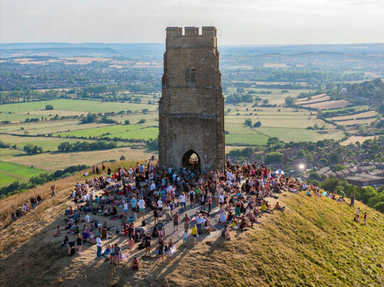 glastonbury-somerset-uk-12th-august-2026-uk-weather-a-large-group-of-revellers-pack-the-summit-of-glastonbury-tor-in-somerset-as-they-gather-next-to-st-michaels-tower-to-watch-the-eclipse-whi