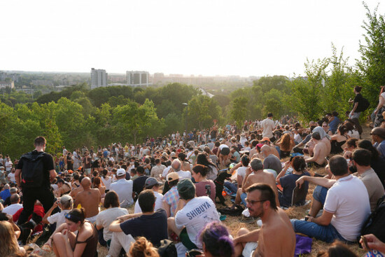 milano-italia-12th-aug-2026-folla-al-monte-stella-per-assistere-alleclissi-solare-italy-august-12-2026-foto-claudio-furlanlapresse-crowds-gather-at-monte-stella-to-watch-the-solar-eclipse