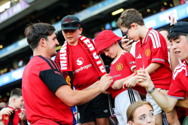 harry-maguire-signs-autographs-for-fans
