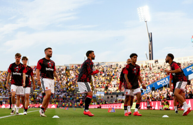 luke-shaw-bruno-fernandes-gabriel-jr-and-matheus-cunha-during-the-warm-up