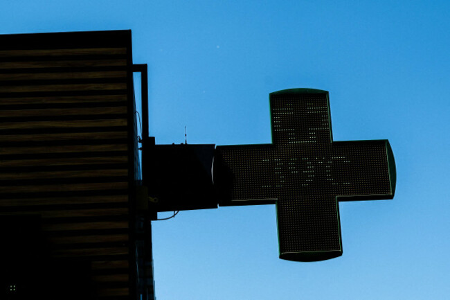 brignoles-france-12th-aug-2026-a-cross-shaped-illuminated-sign-attached-to-a-pharmacy-displays-a-temperature-of-39c-in-the-middle-of-the-day-in-brignoles-france-on-august-12-2026-photo-b
