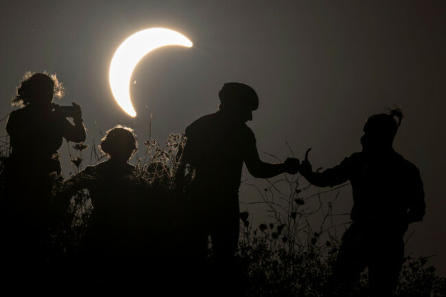 london-uk-12-august-2026-uk-weather-people-watch-a-partial-solar-eclipse-as-seen-from-northala-fields-in-west-london-the-partial-solar-eclipse-commences-at-617pm-reaching-a-maximum-91-4-cov