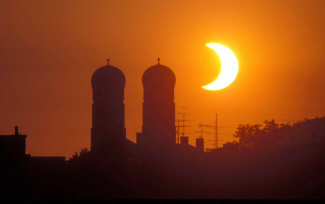 sonnenfinsternis-2026-bei-der-sonnenfinsternis-am-12-august-2026-wird-in-munchen-die-sonne-vom-mond-wie-bei-der-sonnenfinsternis-von-2003-zu-90-prozent-verdeckt-das-foto-zeigt-die-sonnenfinsternis