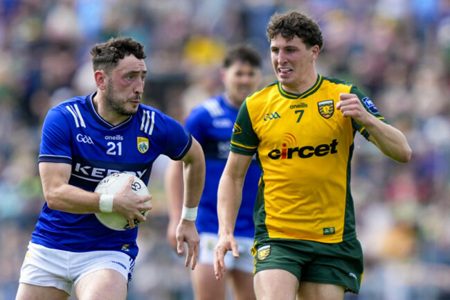 paudie-clifford-in-action-against-finbarr-roartyl