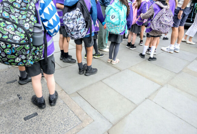 london-uk-primary-school-children-with-brightly-coloured-backpaks-on-a-school-trip-in-westminster