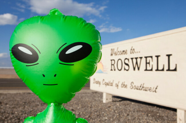 usa-new-mexico-roswell-alien-by-welcome-sign