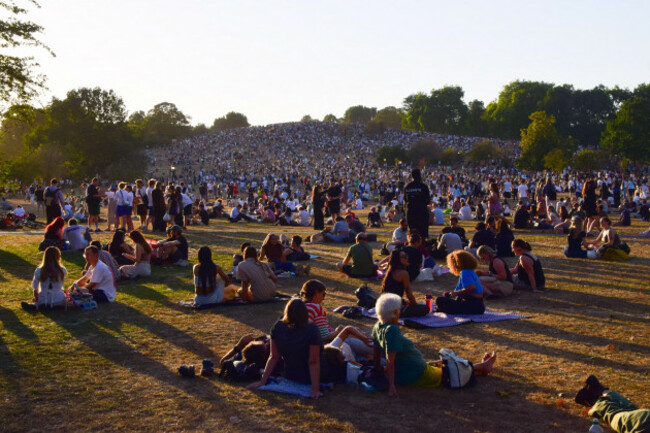 london-uk-12th-aug-2026-thousands-of-people-pack-primrose-hill-to-watch-the-partial-solar-eclipse-approximately-91-percent-of-the-sun-was-obscured-by-the-moon-photo-by-vuk-valcicsopa-imagessi