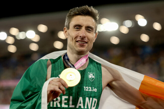 mark-english-celebrates-with-his-gold-medal