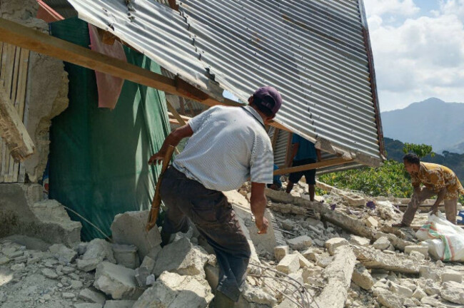 people-examine-the-damage-to-a-house-following-an-earthquake-in-east-manggarai-east-nusa-tenggara-province-indonesia-saturday-aug-15-2026-ap-photokurniawan
