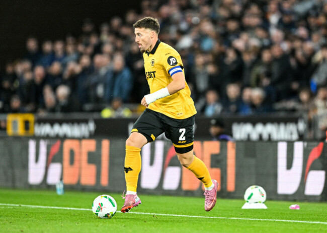 23rd-september-2025-molineux-stadium-wolverhampton-west-midlands-england-carabao-cup-football-wolverhampton-wanderers-versus-everton-matt-doherty-of-wolverhampton-wanderers-on-the-ball