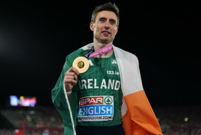 mark-english-of-ireland-celebrates-with-the-gold-medal-after-winning-the-mens-800m-final-on-day-four-of-the-2026-european-athletics-championship-at-perry-barrs-alexander-stadium-birmingham-picture