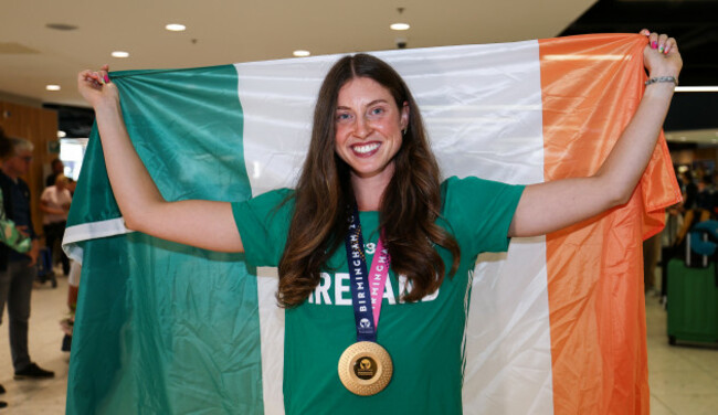 kate-oconnor-poses-with-her-gold-medal