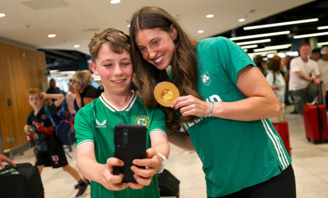 kate-oconnor-poses-for-a-selfie-with-a-young-fan
